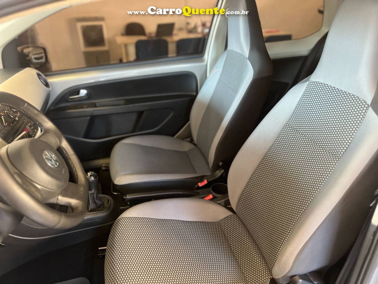 VOLKSWAGEN UP 1.0 MPI MOVE UP 12V 2015 - Loja