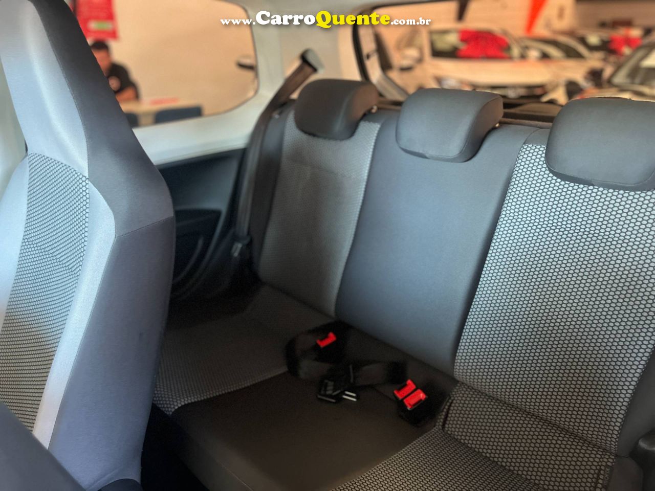 VOLKSWAGEN UP 1.0 MPI MOVE UP 12V 2015 - Loja