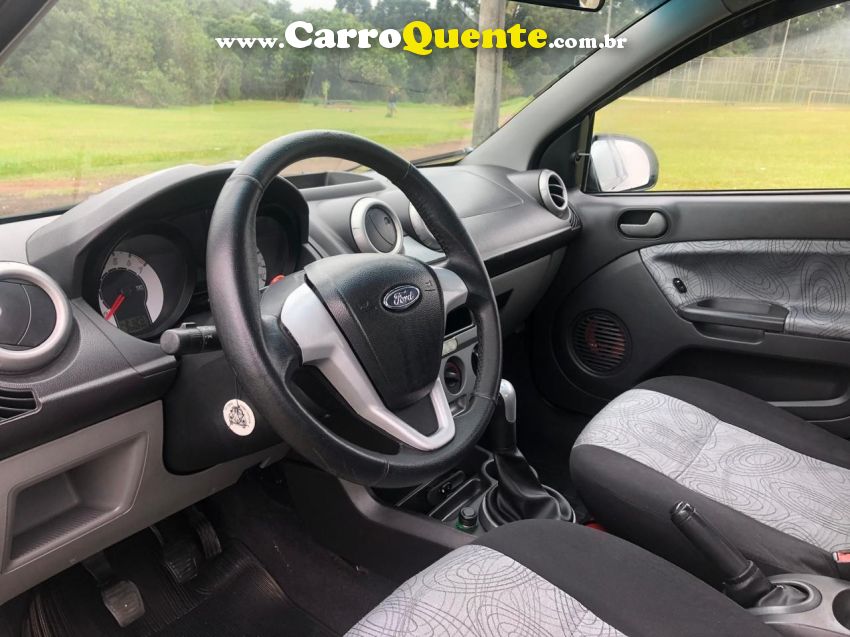 Ford FIESTA 1.0 MPI SEDAN 8V FLEX 4P MANUAL - Loja