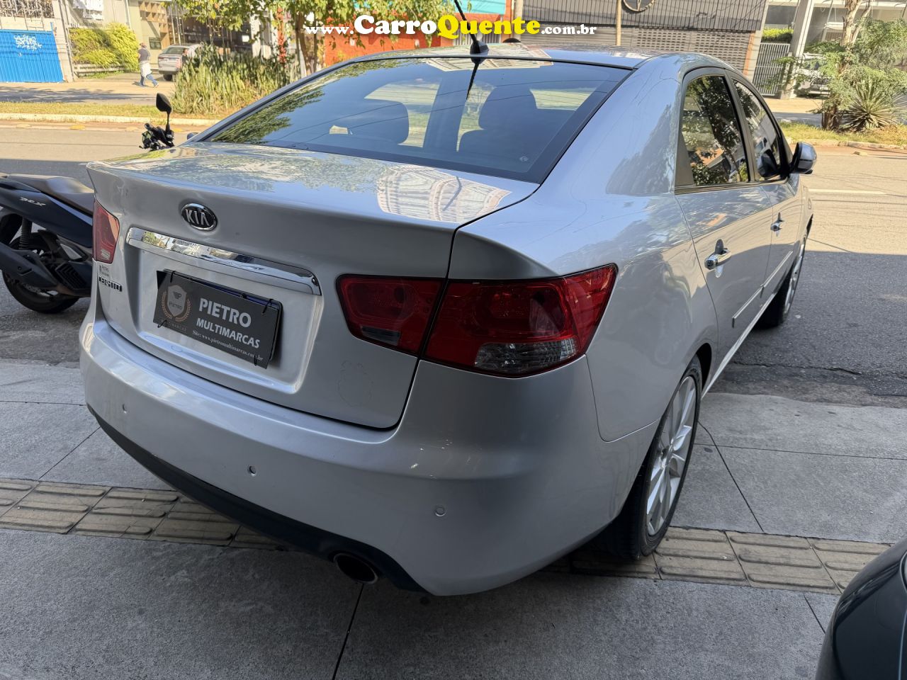 KIA   CERATO 1.6 16V AUT.   PRATA 2013 1.6 GASOLINA - Loja