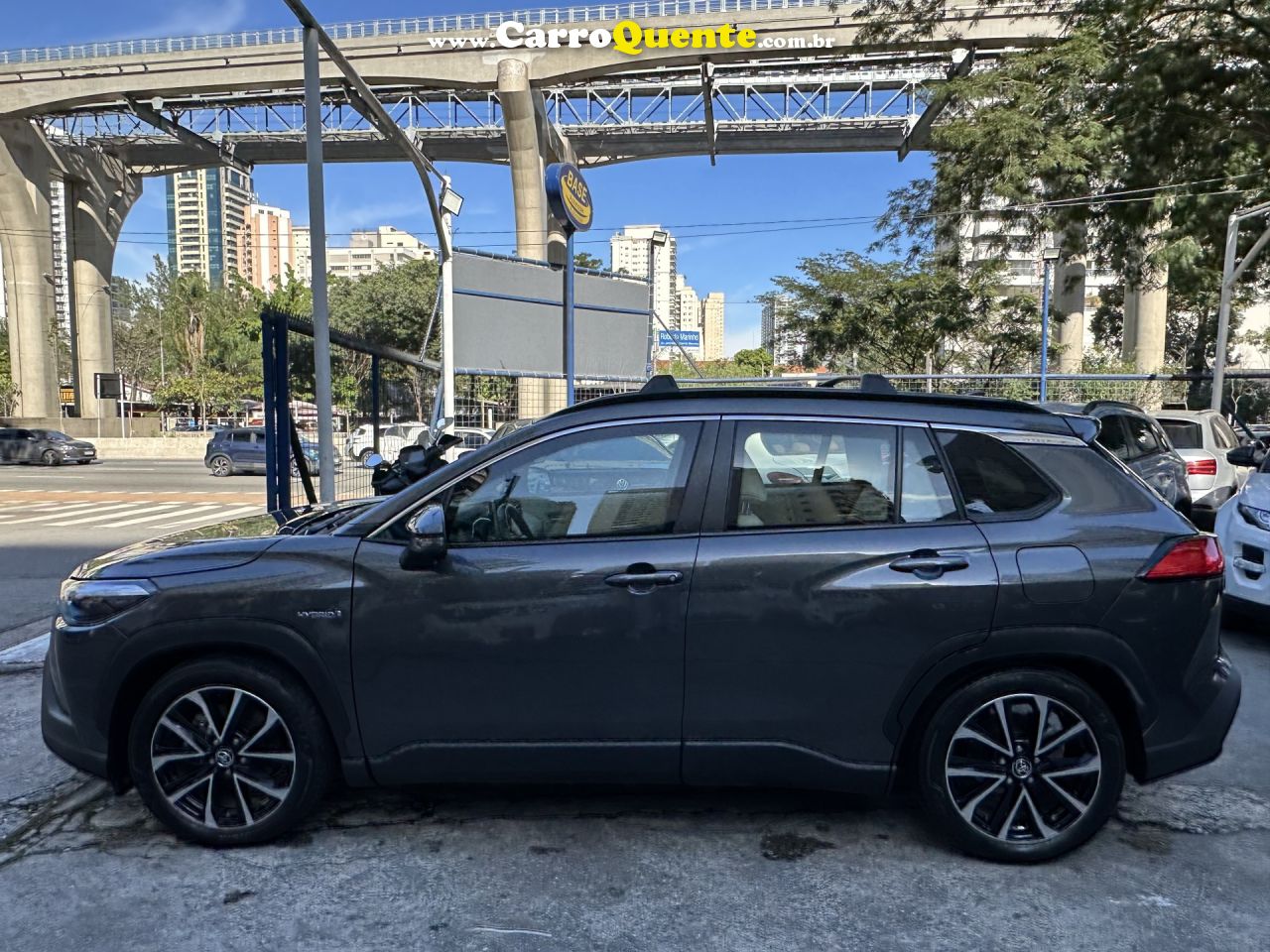 TOYOTA   COROLLA CROSS XRX 1.8 16V AUT.(HÍBRIDO)   CINZA 2023 1.8 16V FLEX E ELÉTRICO - Loja