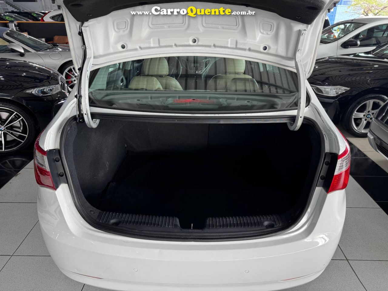 HYUNDAI HB20S 1.6 PREMIUM 16V 2014 - Loja