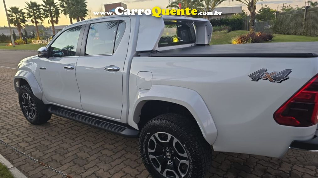 Toyota HILUX 2.8 D-4D TURBO DIESEL CD SRX PLUS 4X4 AUTOMÁTICO - Loja
