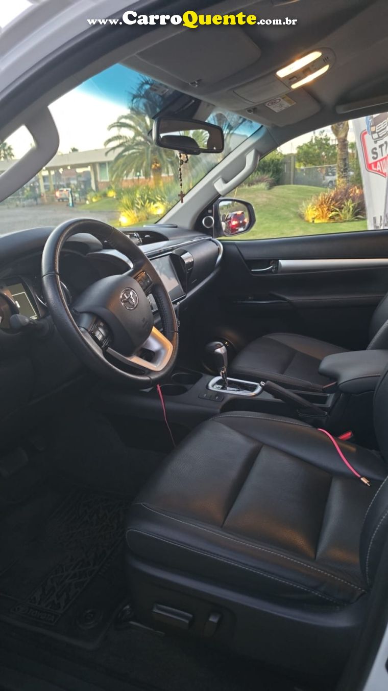 Toyota HILUX 2.8 D-4D TURBO DIESEL CD SRX PLUS 4X4 AUTOMÁTICO - Loja