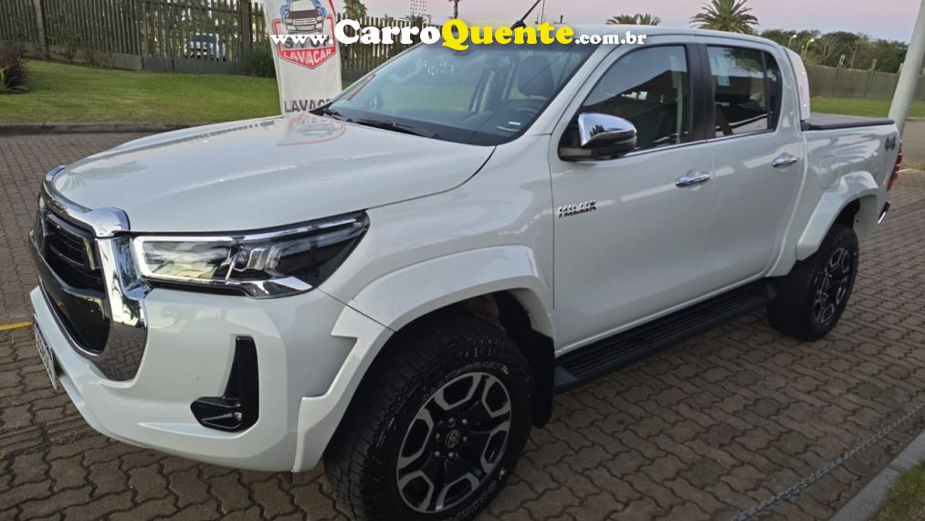 Toyota HILUX 2.8 D-4D TURBO DIESEL CD SRX PLUS 4X4 AUTOMÁTICO - Loja