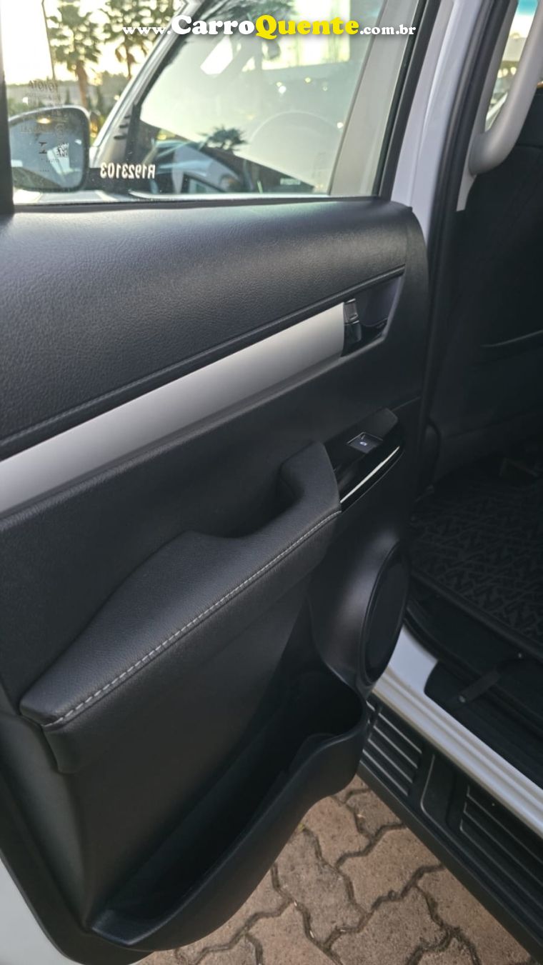 Toyota HILUX 2.8 D-4D TURBO DIESEL CD SRX PLUS 4X4 AUTOMÁTICO - Loja