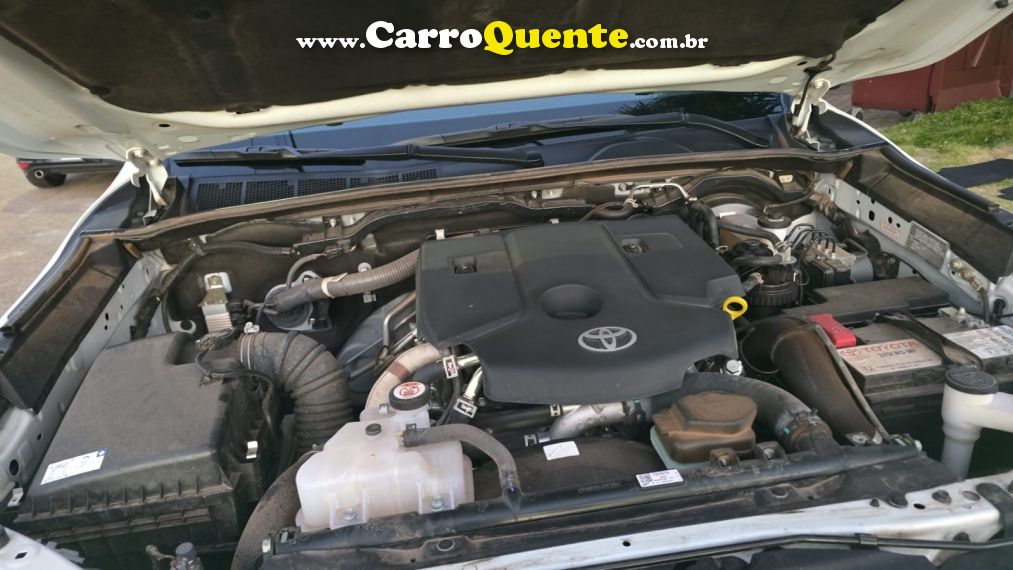 Toyota HILUX 2.8 D-4D TURBO DIESEL CD SRX PLUS 4X4 AUTOMÁTICO - Loja
