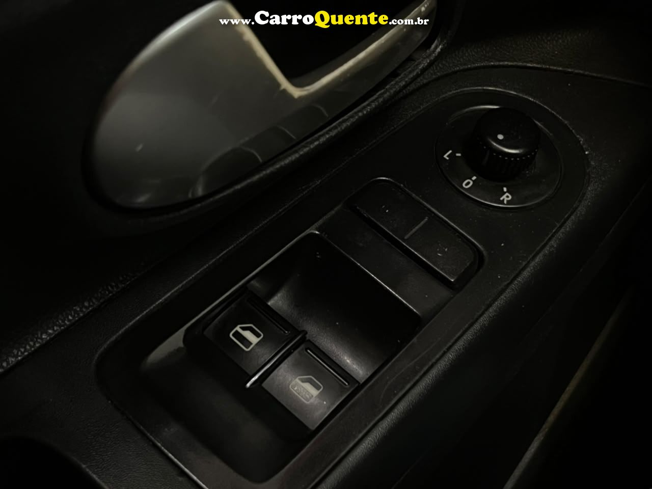 VOLKSWAGEN   UP! MOVE 1.0 TOTAL FLEX 12V 5P   PRATA 2015 1.0 FLEX - Loja