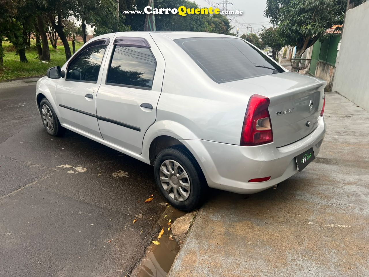 RENAULT   LOGAN AUTHENTIQUE HI-FLEX 1.0 16V 4P   PRATA 2011 1.0 GASOLINA - Loja