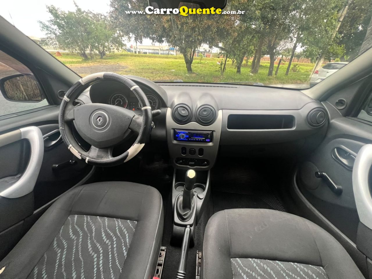 RENAULT   LOGAN AUTHENTIQUE HI-FLEX 1.0 16V 4P   PRATA 2011 1.0 GASOLINA - Loja