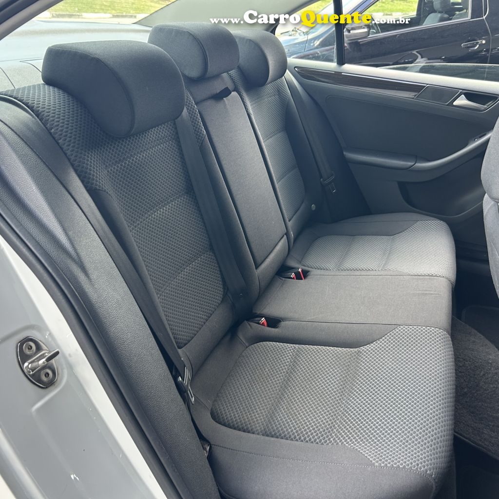 VOLKSWAGEN   JETTA COMFORTLINE 2.0 T.FLEX 8V 4P TIPT.   BRANCO 2015 2.0 GASOLINA - Loja