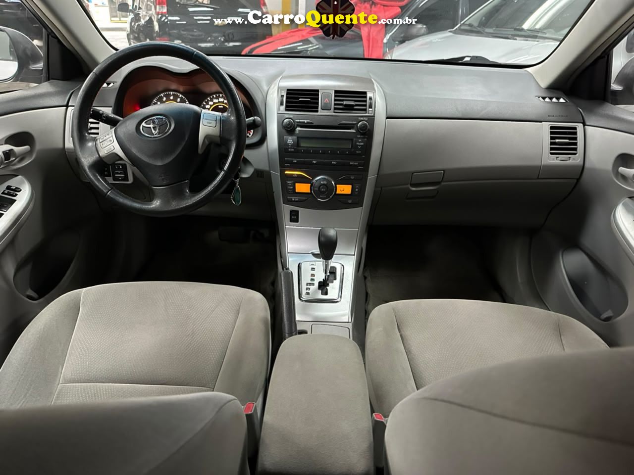 TOYOTA   COROLLA GLI 1.8 FLEX 16V  AUT.   PRATA 2013 1.8 FLEX - Loja