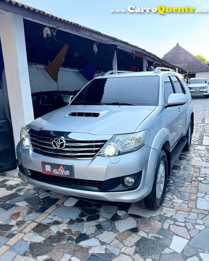 TOYOTA   HILUX SW4 SR D4-D 4X4 3.0 TDI DIES. AUT   PRATA 2015 3.0 DIESEL - Loja