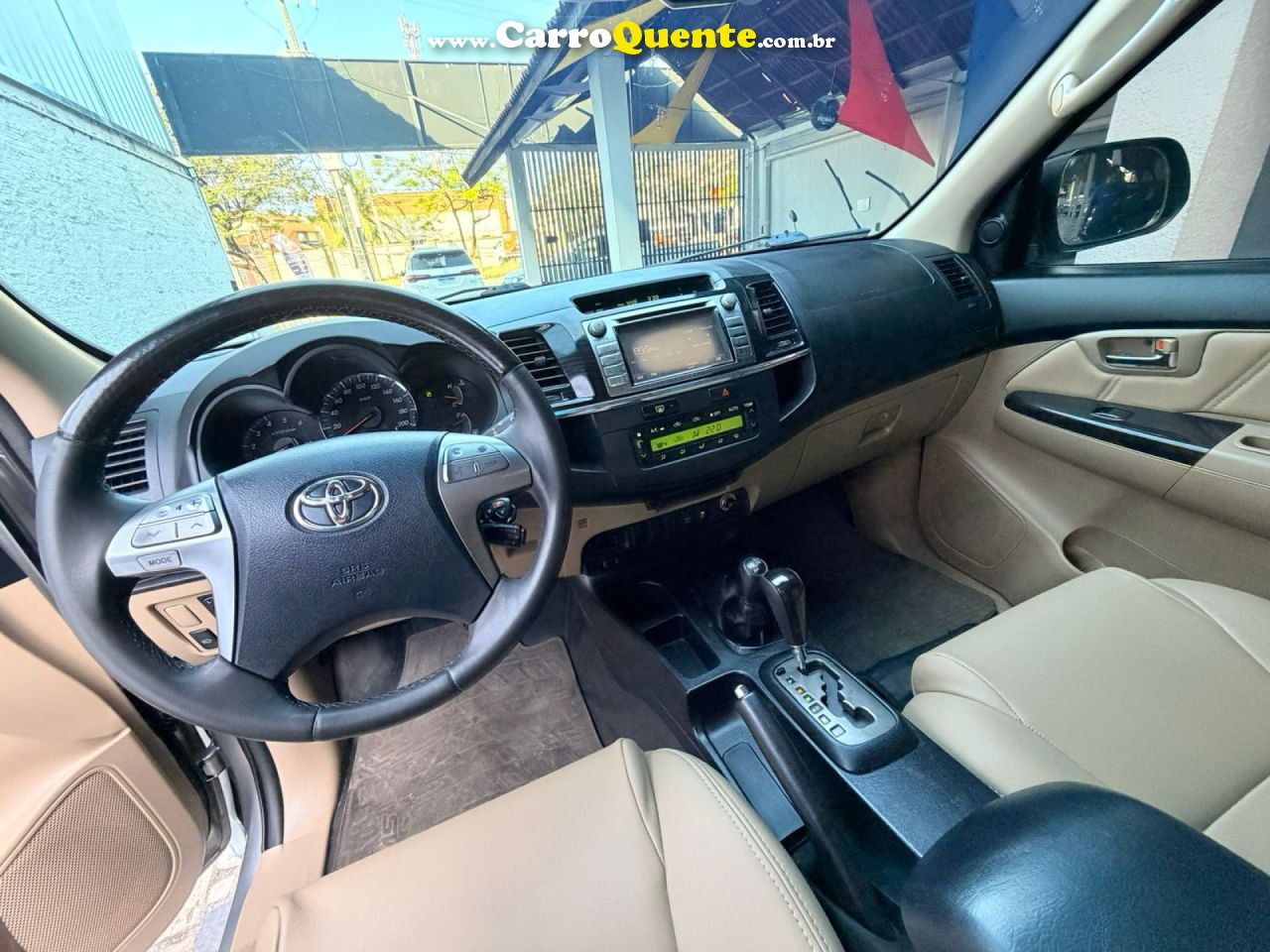 TOYOTA   HILUX SW4 SR D4-D 4X4 3.0 TDI DIES. AUT   PRATA 2015 3.0 DIESEL - Loja