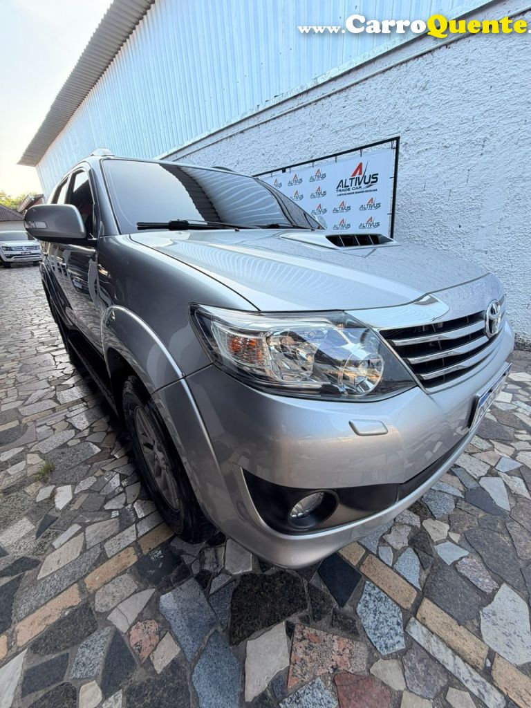 TOYOTA   HILUX SW4 SR D4-D 4X4 3.0 TDI DIES. AUT   PRATA 2015 3.0 DIESEL - Loja