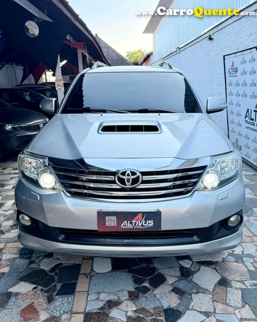 TOYOTA   HILUX SW4 SR D4-D 4X4 3.0 TDI DIES. AUT   PRATA 2015 3.0 DIESEL - Loja