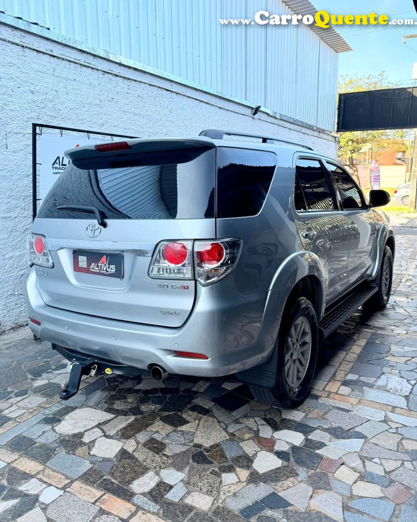 TOYOTA   HILUX SW4 SR D4-D 4X4 3.0 TDI DIES. AUT   PRATA 2015 3.0 DIESEL - Loja