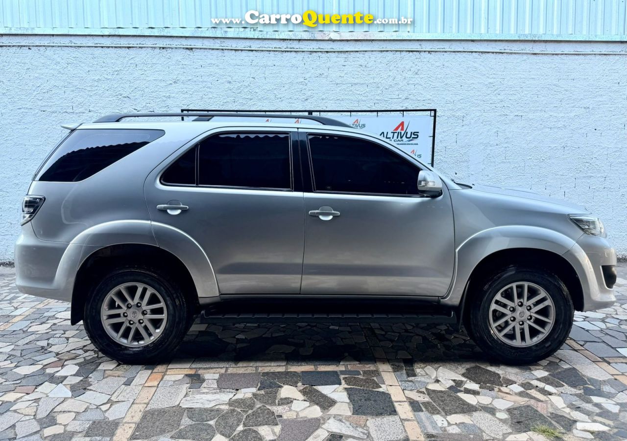 TOYOTA   HILUX SW4 SR D4-D 4X4 3.0 TDI DIES. AUT   PRATA 2015 3.0 DIESEL - Loja