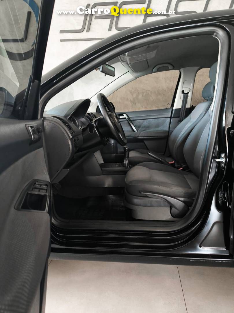 VOLKSWAGEN POLO SEDAN 1.6 8V 2010/2011 - Loja