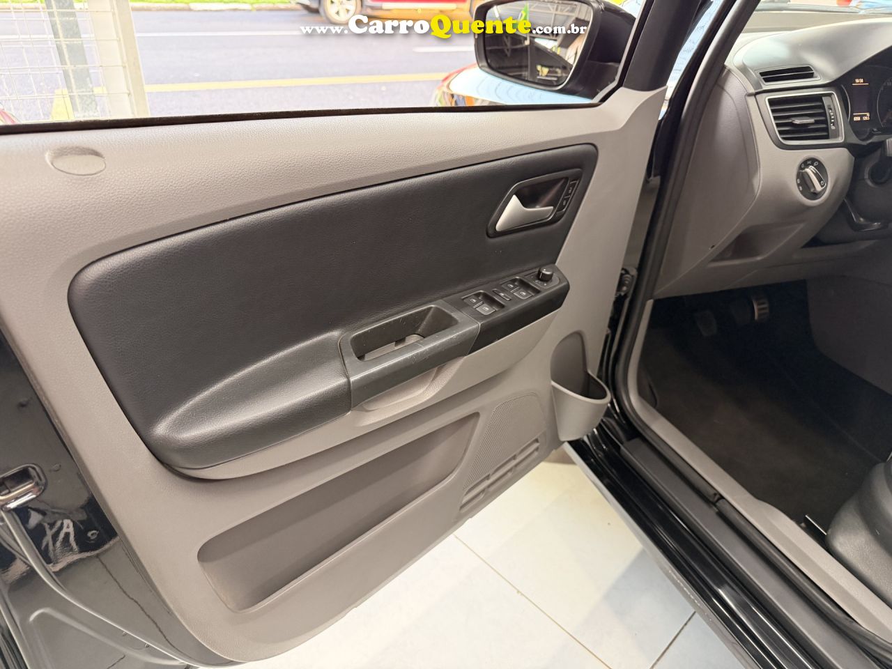 VOLKSWAGEN   FOX HIGHLINE1.6 FLEX 16V 5P   PRETO 2016 1.6 FLEX - Loja