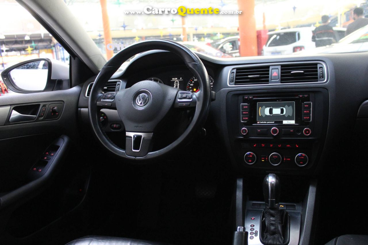 VOLKSWAGEN JETTA 2.0 TSI HIGHLINE 211CV 2013 - Loja