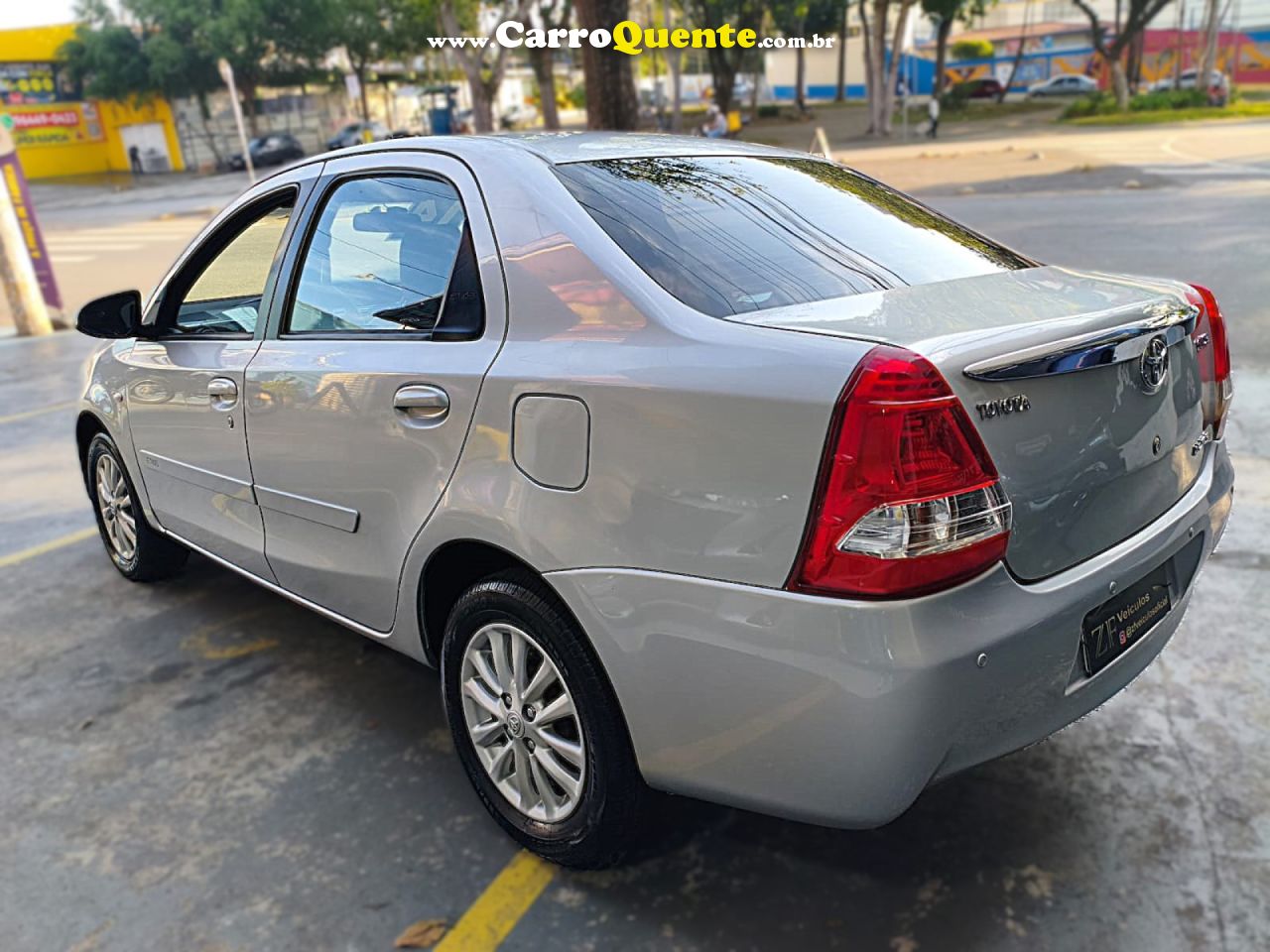 TOYOTA   ETIOS XLS SEDAN 1.5 FLEX 16V 4P MEC.   PRATA 2014 1.5 FLEX - Loja