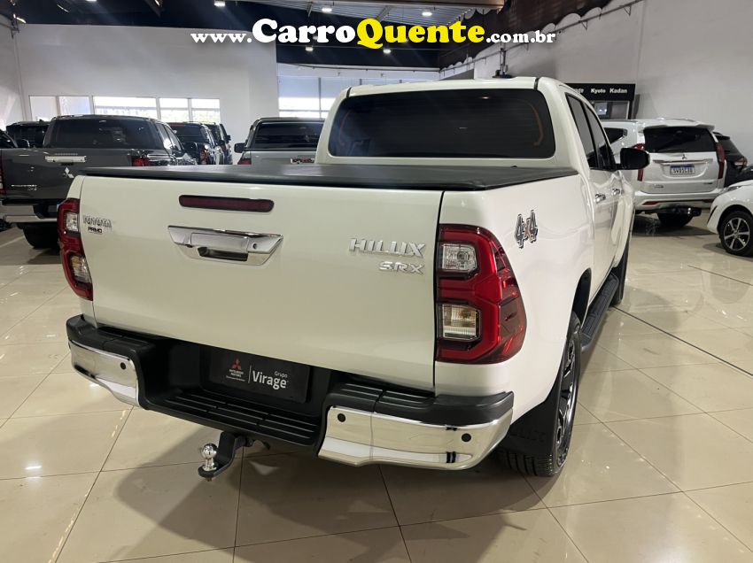 Toyota HILUX 2.8 D-4D TURBO DIESEL CD SRX 4X4 AUTOMÁTICO - Loja