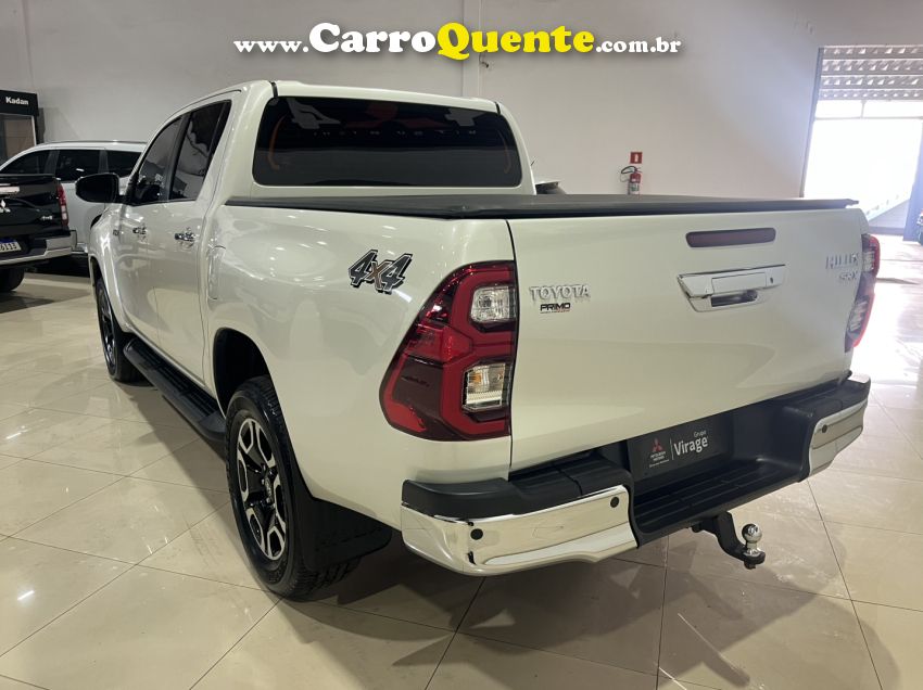 Toyota HILUX 2.8 D-4D TURBO DIESEL CD SRX 4X4 AUTOMÁTICO - Loja