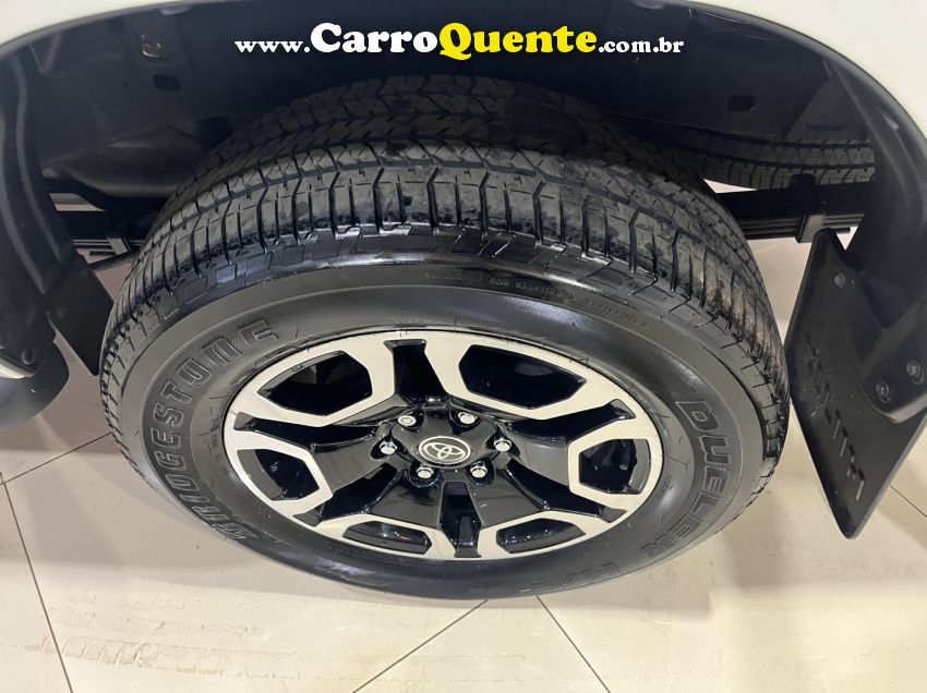 Toyota HILUX 2.8 D-4D TURBO DIESEL CD SRX 4X4 AUTOMÁTICO - Loja