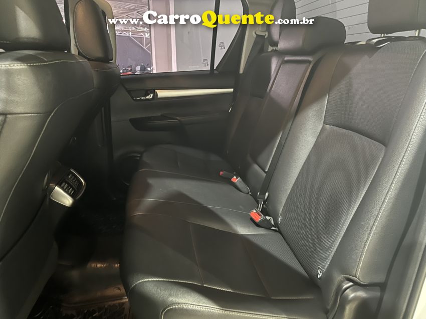 Toyota HILUX 2.8 D-4D TURBO DIESEL CD SRX 4X4 AUTOMÁTICO - Loja