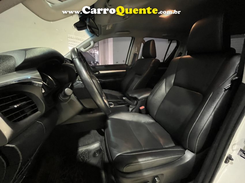 Toyota HILUX 2.8 D-4D TURBO DIESEL CD SRX 4X4 AUTOMÁTICO - Loja