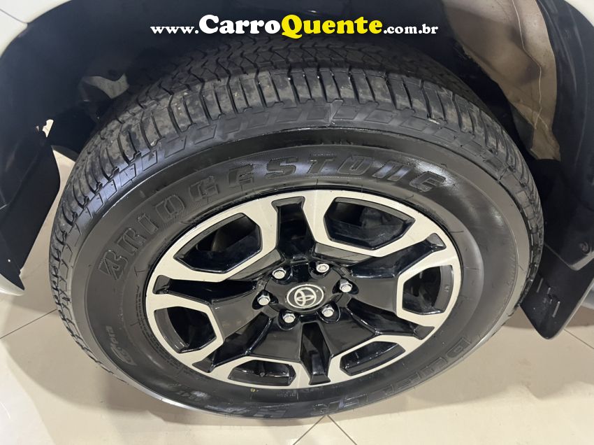 Toyota HILUX 2.8 D-4D TURBO DIESEL CD SRX 4X4 AUTOMÁTICO - Loja