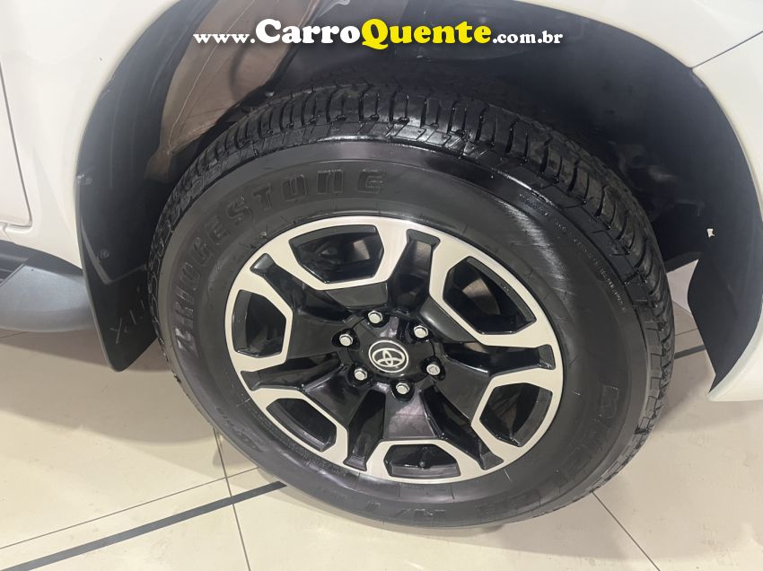 Toyota HILUX 2.8 D-4D TURBO DIESEL CD SRX 4X4 AUTOMÁTICO - Loja