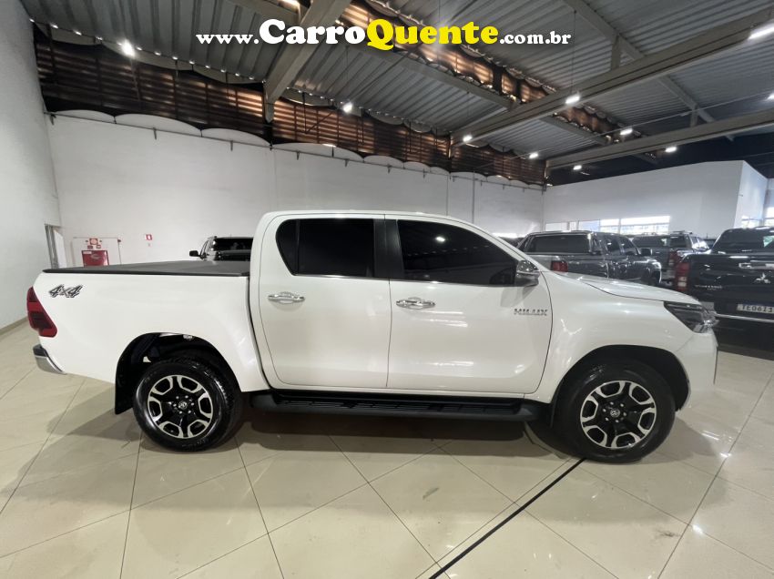 Toyota HILUX 2.8 D-4D TURBO DIESEL CD SRX 4X4 AUTOMÁTICO - Loja
