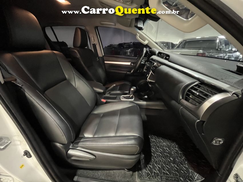 Toyota HILUX 2.8 D-4D TURBO DIESEL CD SRX 4X4 AUTOMÁTICO - Loja
