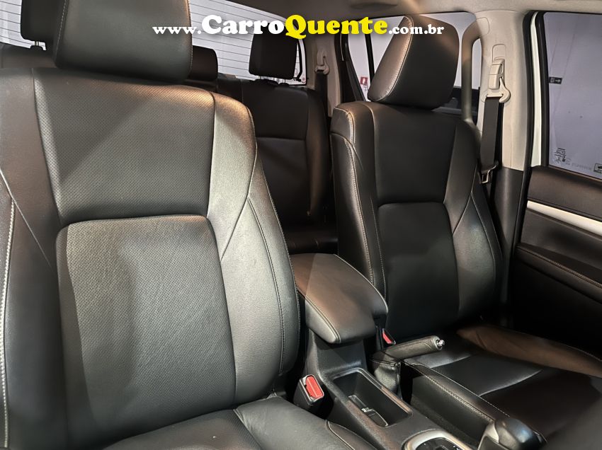 Toyota HILUX 2.8 D-4D TURBO DIESEL CD SRX 4X4 AUTOMÁTICO - Loja