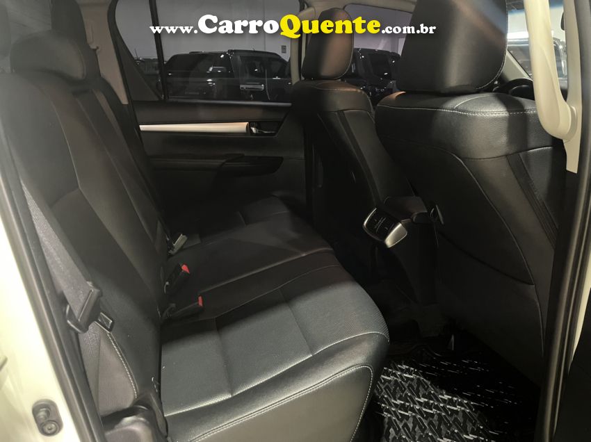 Toyota HILUX 2.8 D-4D TURBO DIESEL CD SRX 4X4 AUTOMÁTICO - Loja