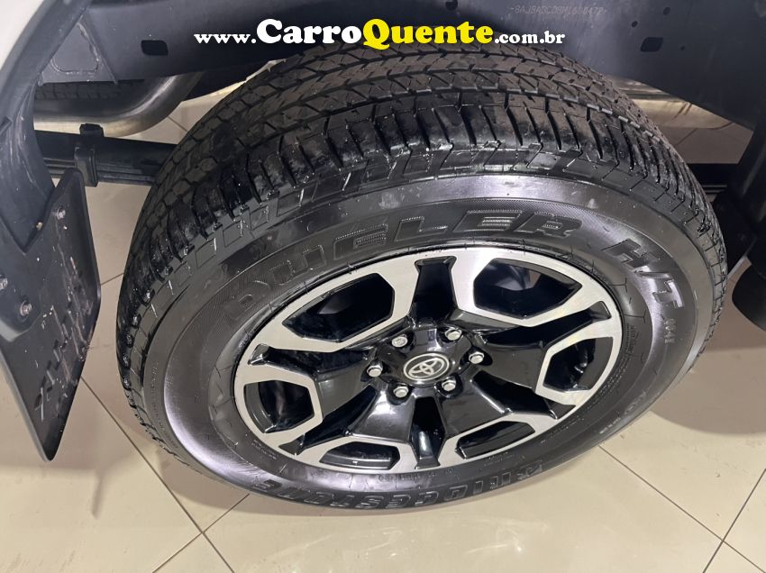Toyota HILUX 2.8 D-4D TURBO DIESEL CD SRX 4X4 AUTOMÁTICO - Loja