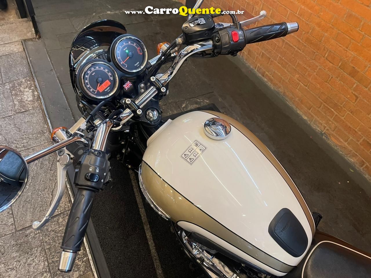 TRIUMPH BONNEVILLE T 100 865 2014 - Loja