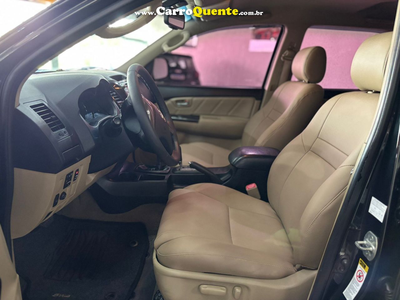 TOYOTA   HILUX SW4 SRV D4-D 4X4 3.0 TDI DIES. AUT   PRETO 2014 3.0 DIESEL - Loja