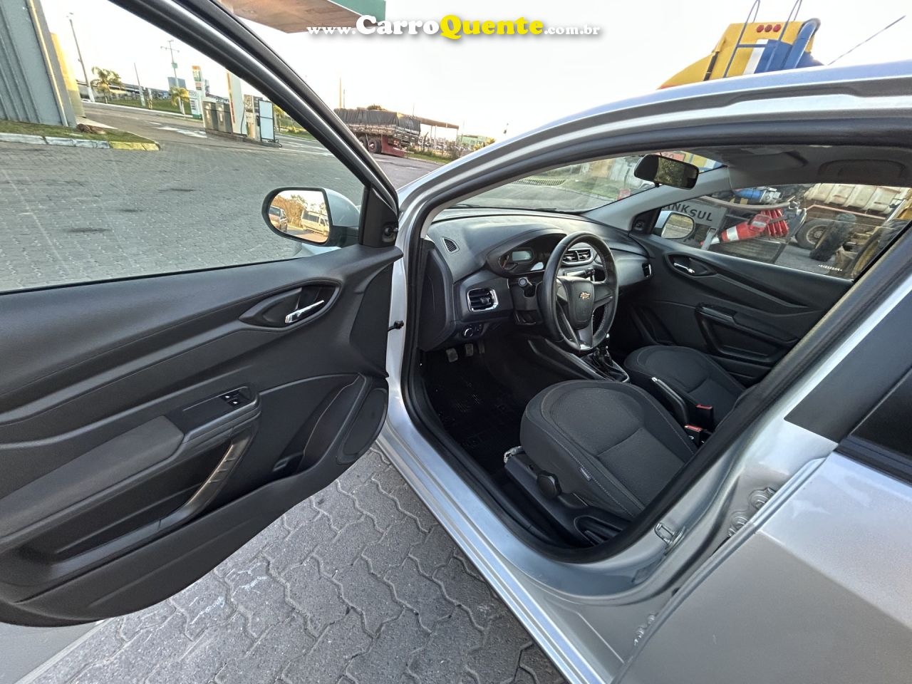CHEVROLET   ONIX HATCH LT 1.4 8V FLEXPOWER 5P MEC.   PRATA 2015 1.4 FLEX - Loja