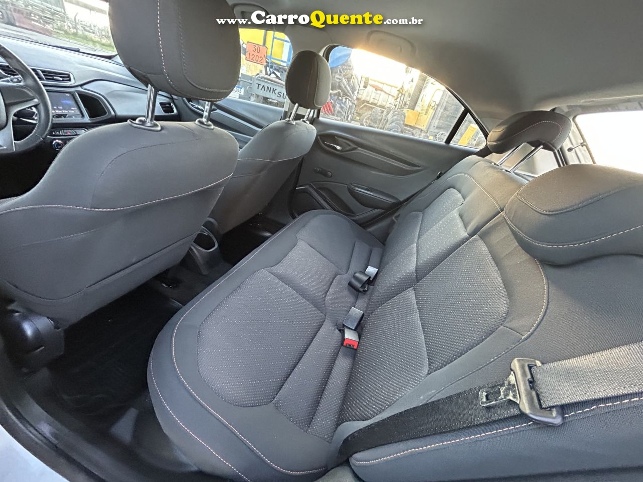 CHEVROLET   ONIX HATCH LT 1.4 8V FLEXPOWER 5P MEC.   PRATA 2015 1.4 FLEX - Loja