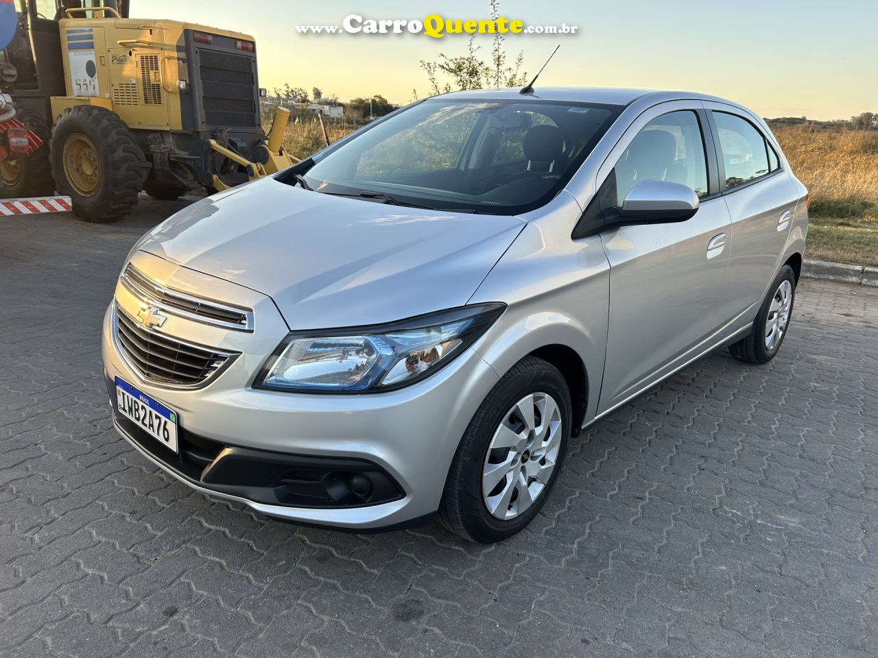 CHEVROLET   ONIX HATCH LT 1.4 8V FLEXPOWER 5P MEC.   PRATA 2015 1.4 FLEX - Loja
