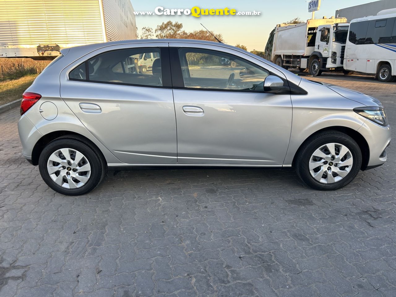 CHEVROLET   ONIX HATCH LT 1.4 8V FLEXPOWER 5P MEC.   PRATA 2015 1.4 FLEX - Loja