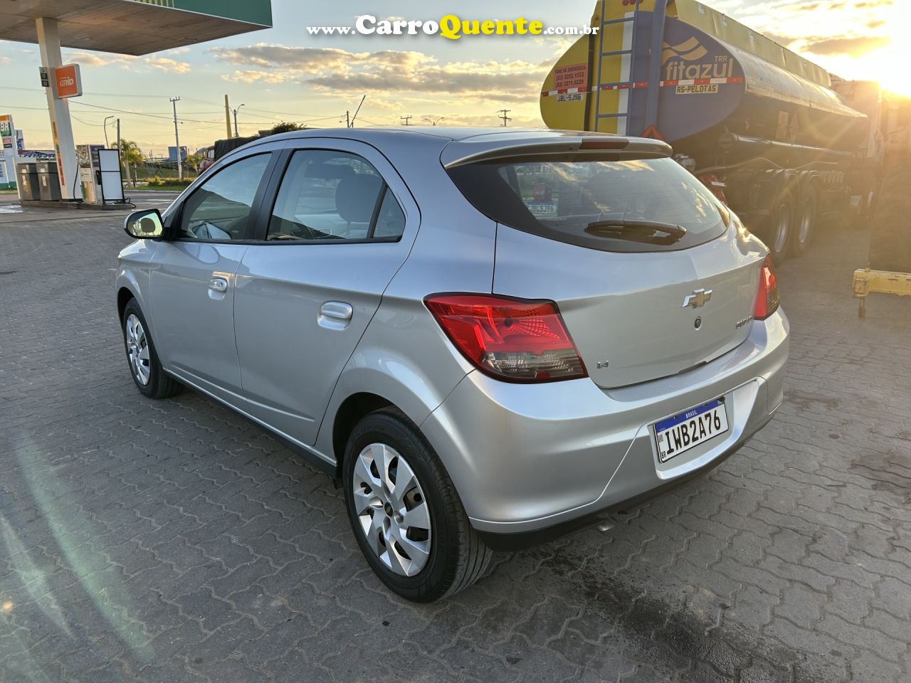 CHEVROLET   ONIX HATCH LT 1.4 8V FLEXPOWER 5P MEC.   PRATA 2015 1.4 FLEX - Loja