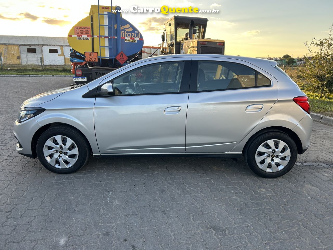CHEVROLET   ONIX HATCH LT 1.4 8V FLEXPOWER 5P MEC.   PRATA 2015 1.4 FLEX - Loja