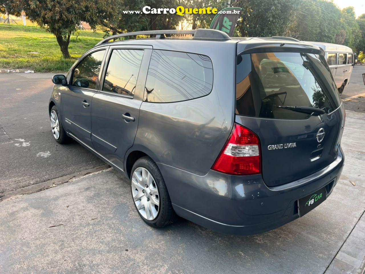NISSAN   LIVINA GRAND SL 1.8 16V FLEX FUEL AUT.   CINZA 2012 1.8 FLEX - Loja