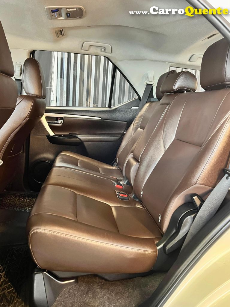 TOYOTA   HILUX SW4 SRX 4X4 2.8 TDI 16V DIES. AUT.   BRANCO 2019 2.8 DIESEL - Loja