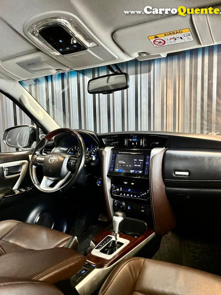 TOYOTA   HILUX SW4 SRX 4X4 2.8 TDI 16V DIES. AUT.   BRANCO 2019 2.8 DIESEL - Loja