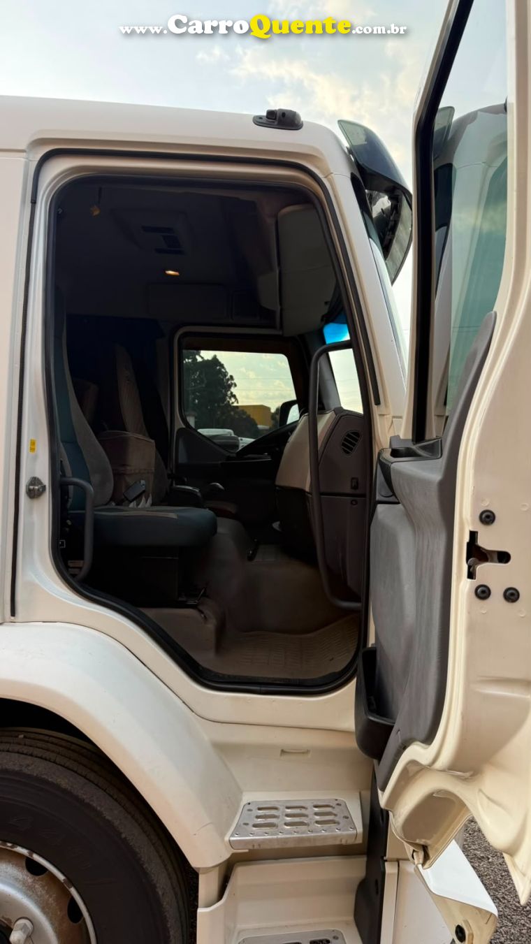 Volvo VM 330 VM 330 6x2 2p Chassi - Loja